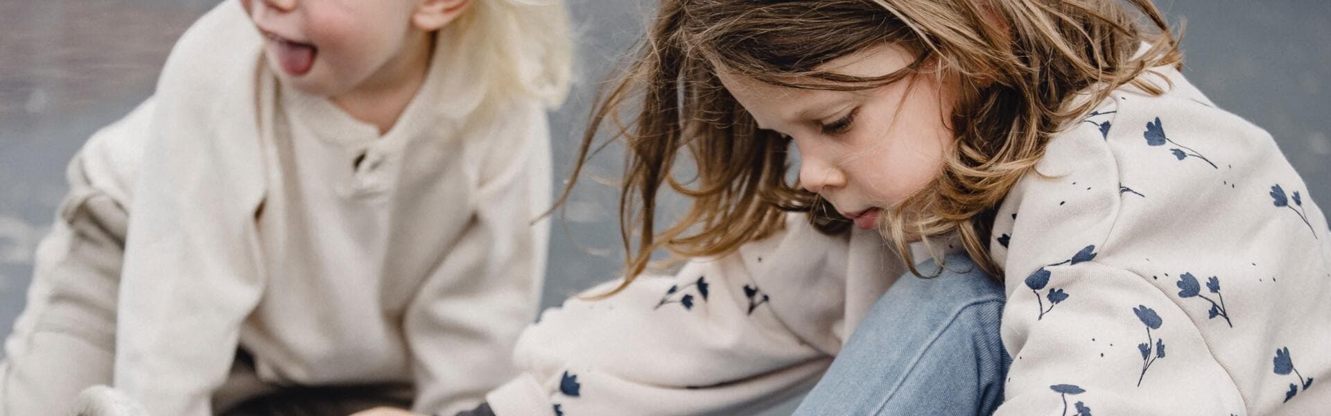 Barn som knyter sina skor. Barn som knyter sina skor.