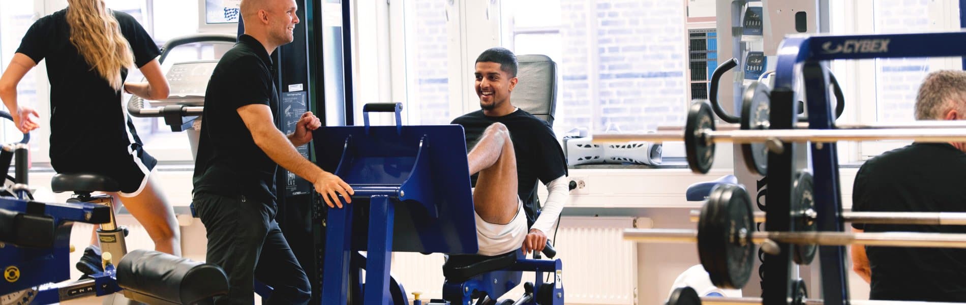 Patient utför rehabilitering med fysioterapeut