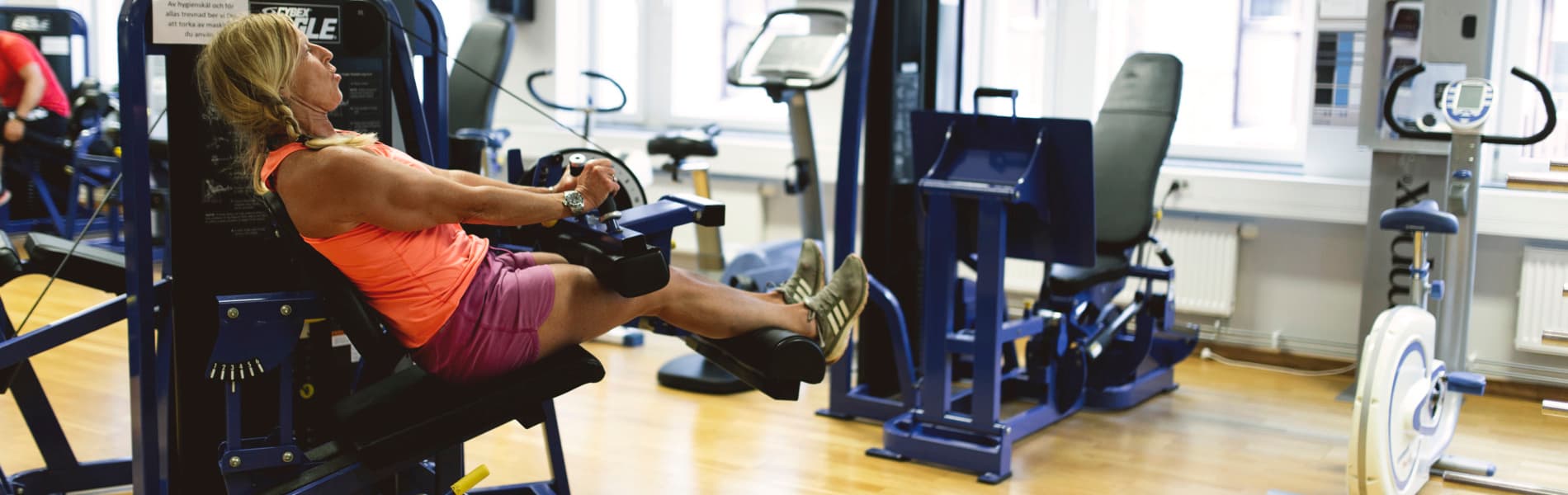 Kvinna trÀnar ben i gymmet