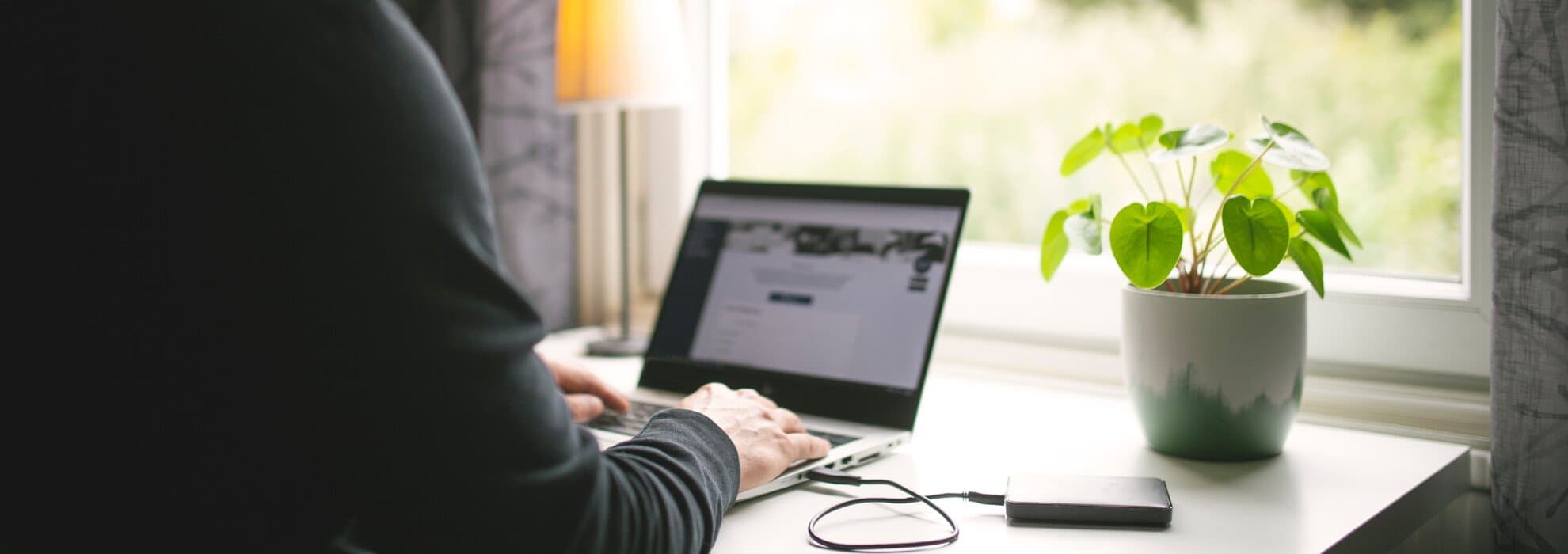 man vid dator man vid dator