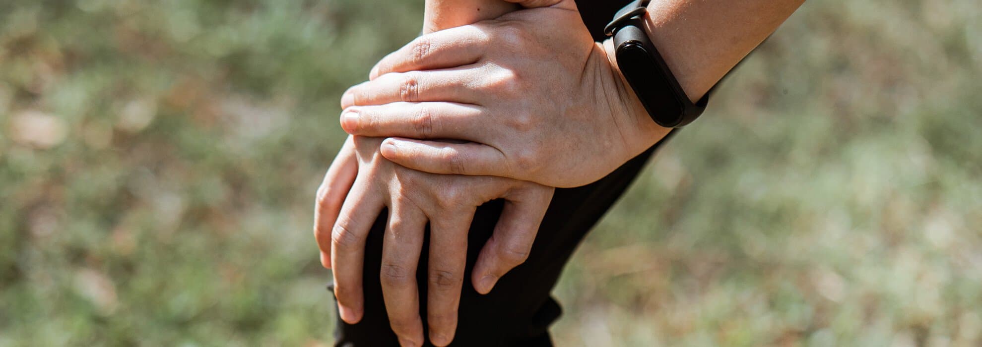 Person som tränar håller sig för knät