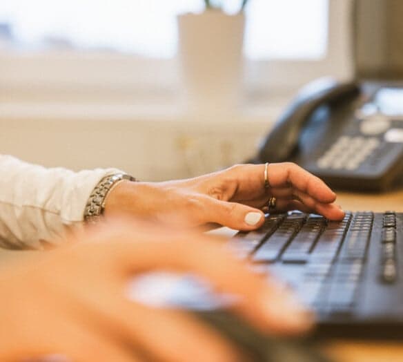Händer mot tangentbord