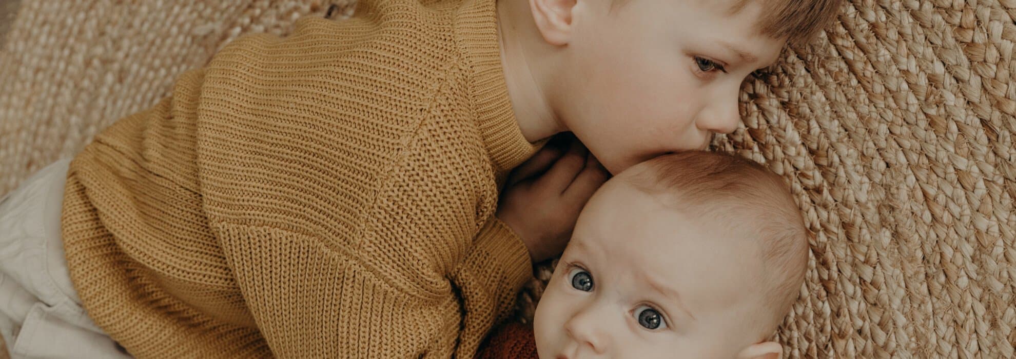 TvÄ barn som ligger pÄ golvet TvÄ barn som ligger pÄ golvet