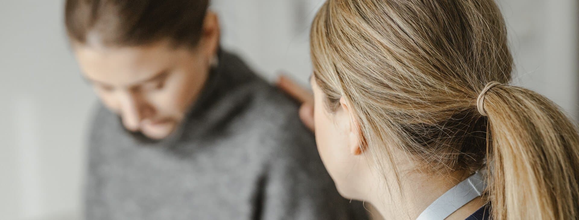 Personal som håller på patientens axel. Personal som håller på patientens axel.