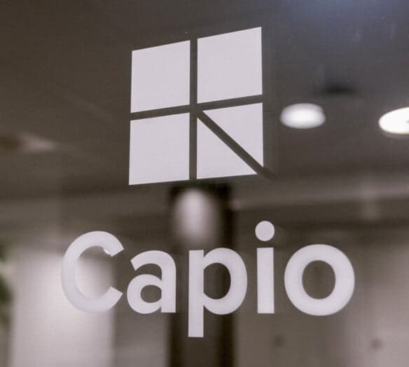 Capios logotyp pÄ fönster