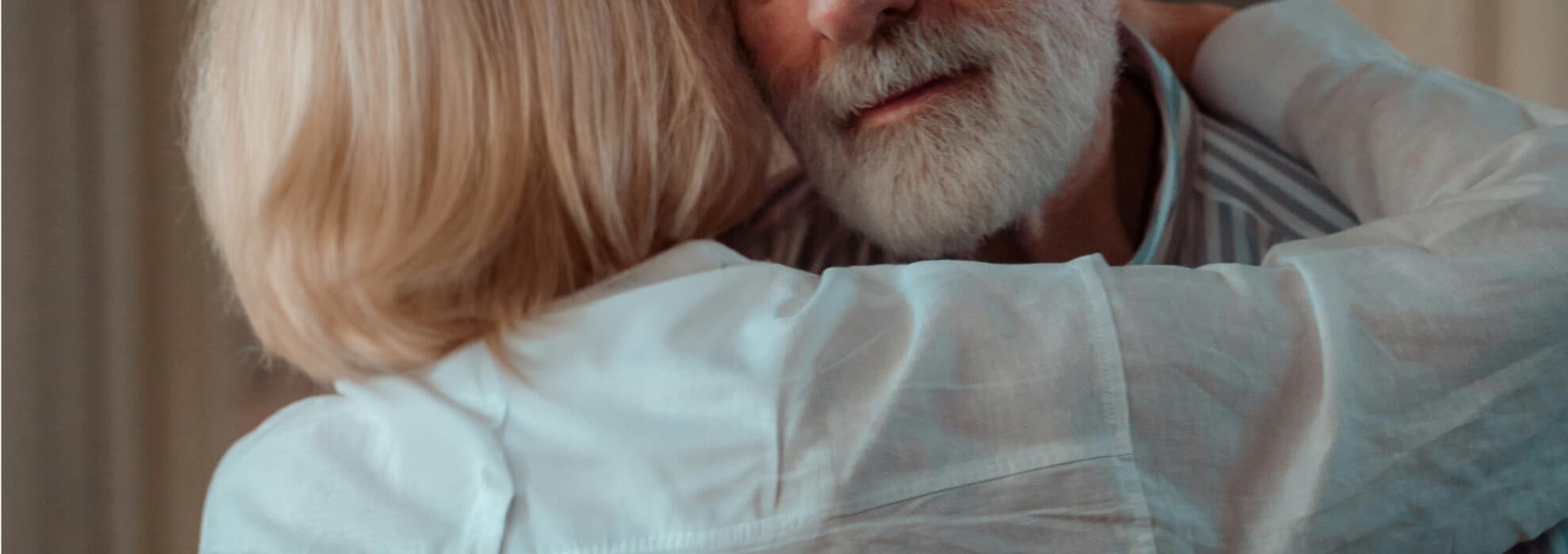 Kvinna och man som kramas Kvinna och man som kramas