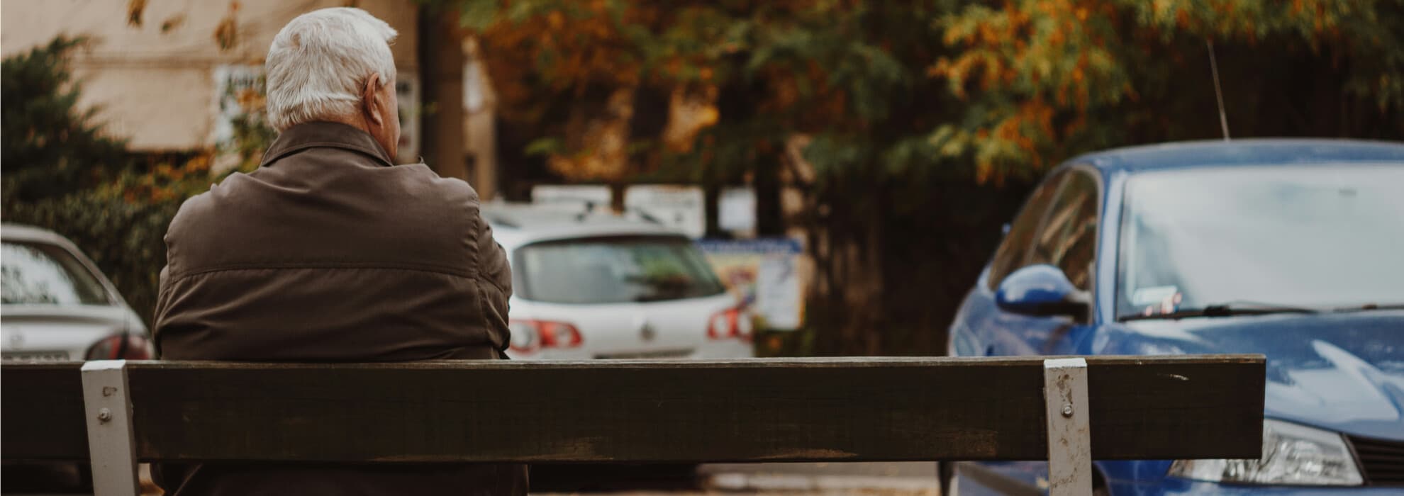 Man sitter på parkbänk Man sitter på parkbänk