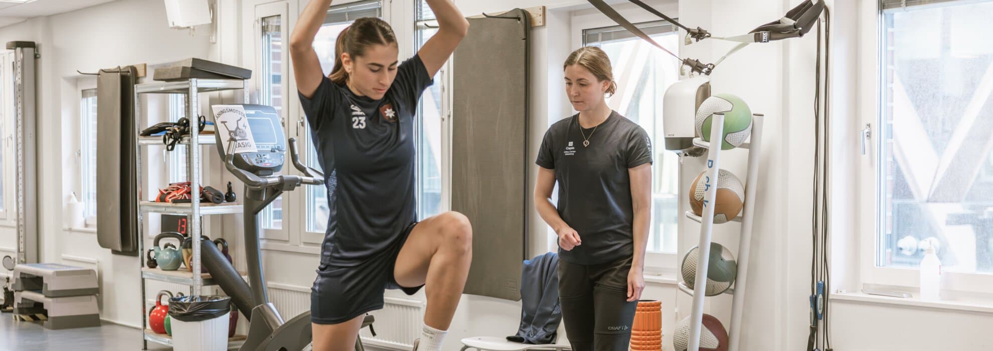 kvinna och medarbetare som gör rehabövningar kvinna och medarbetare som gör rehabövningar