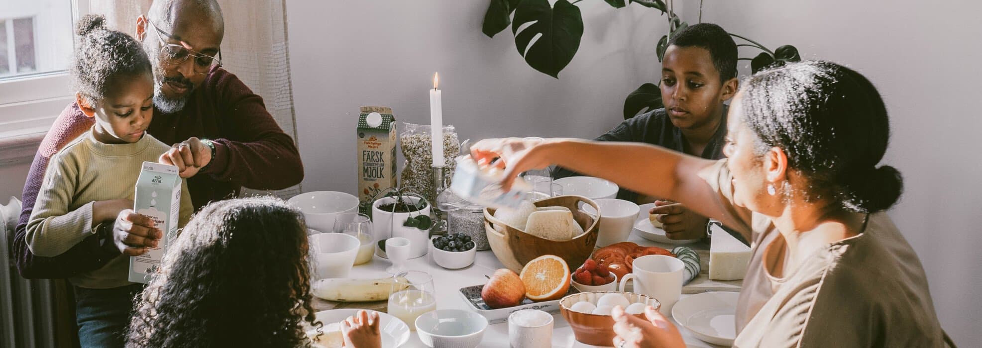 Familj äter frukost