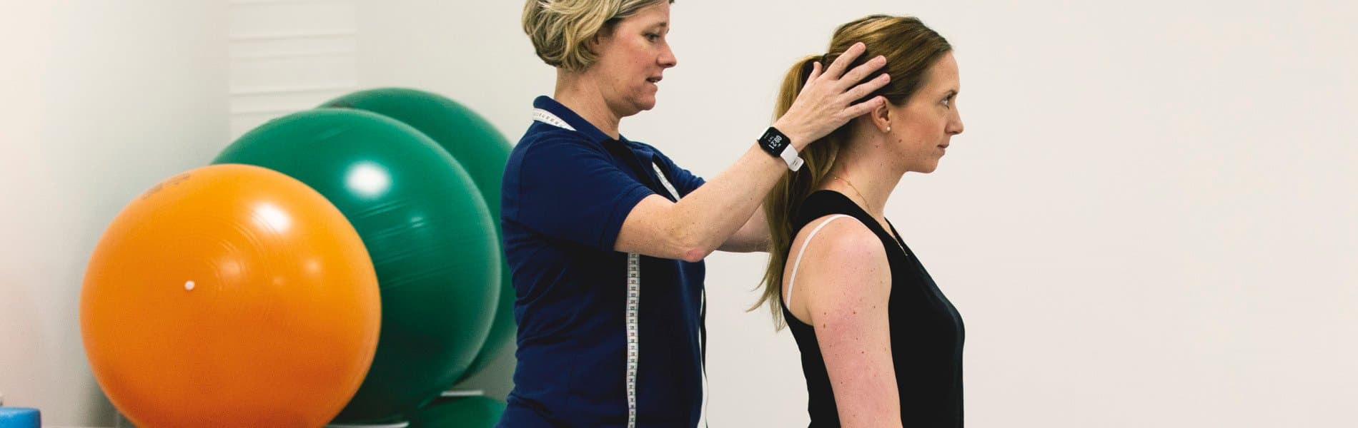 Fysioterapeut med patient under rehabilitering