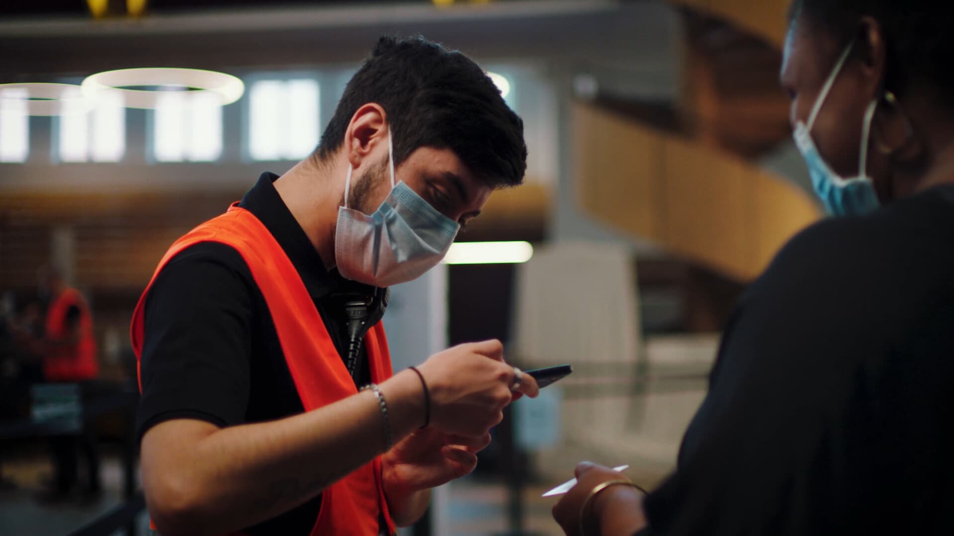 Medarbetar scannar id Medarbetar scannar id