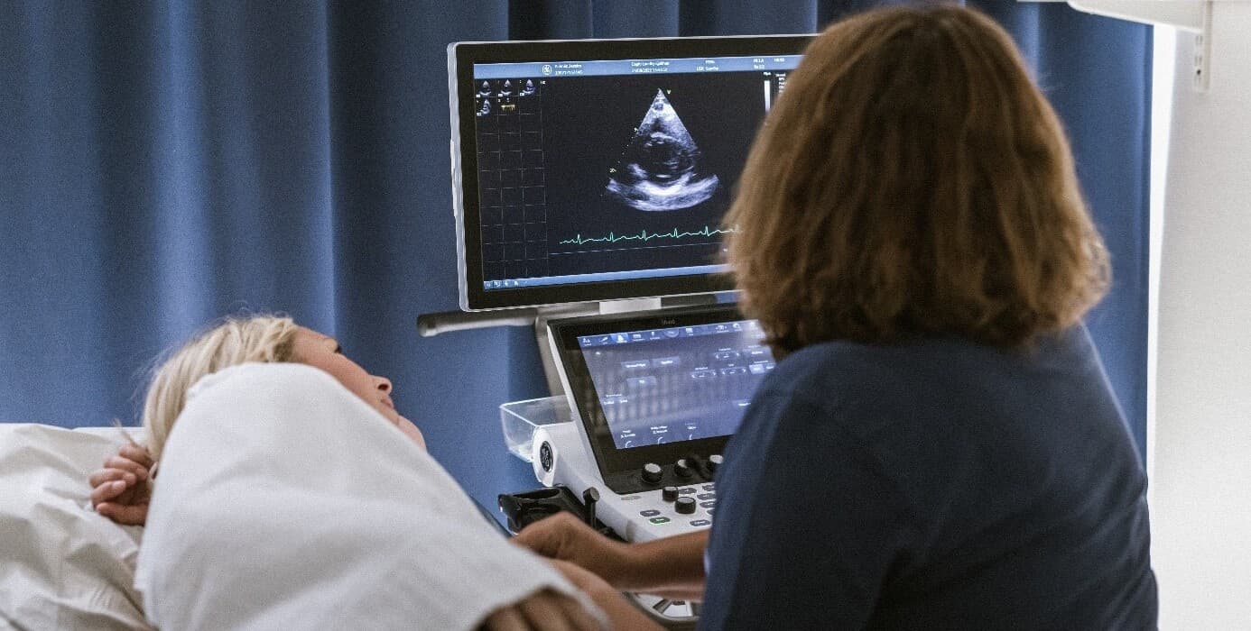 På bilden ser vi en ultraljudsundersökning. Ultraljudsundersökning