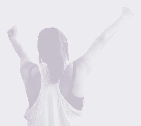 Kvinna sträcker upp händerna i luften