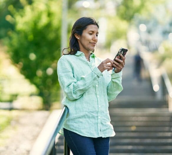 Kvinna håller i mobiltelefon
