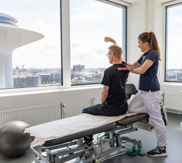 Patient på besök hos fysioterapeut Patient på besök hos fysioterapeut