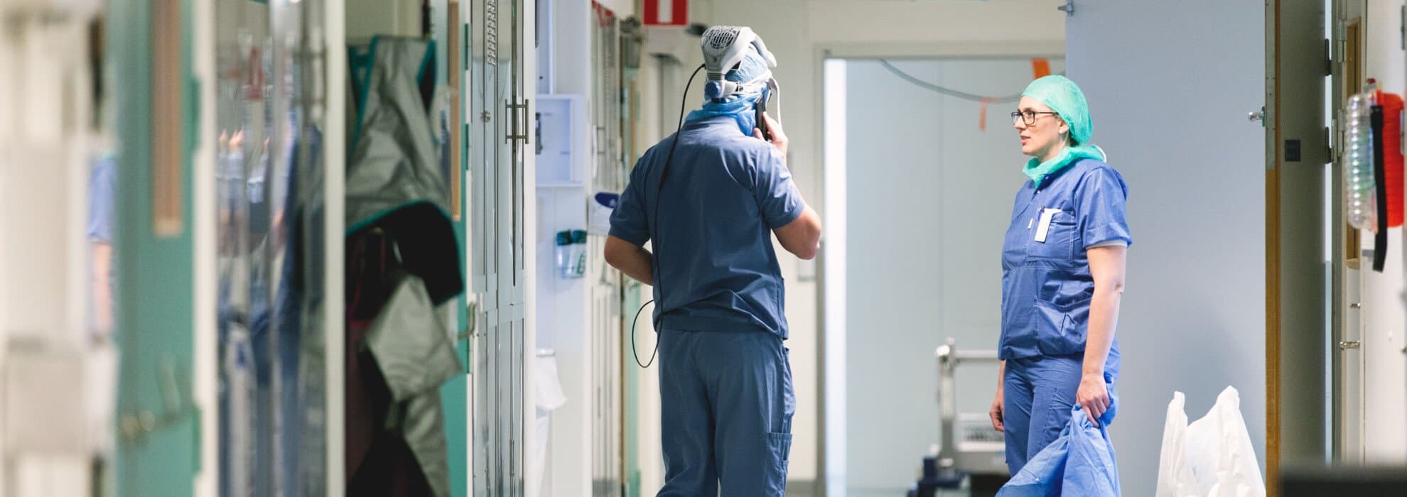 Sjukhuspersonal i korridor Sjukhuspersonal i korridor