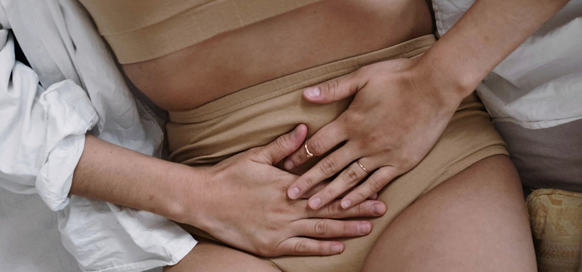 Kvinna som håller sig för magen Kvinna som håller sig för magen