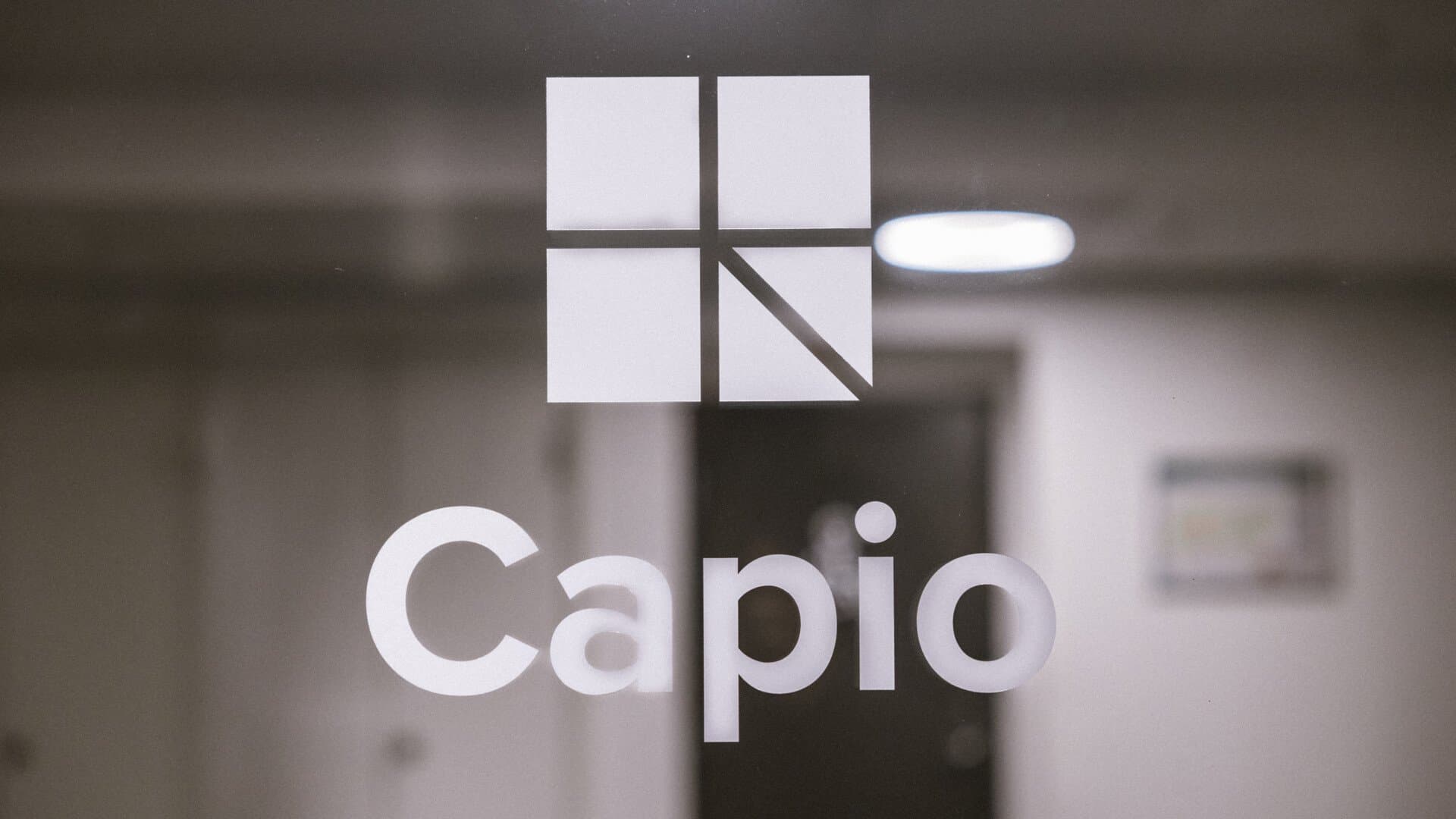 Glasvägg med Capio logga på