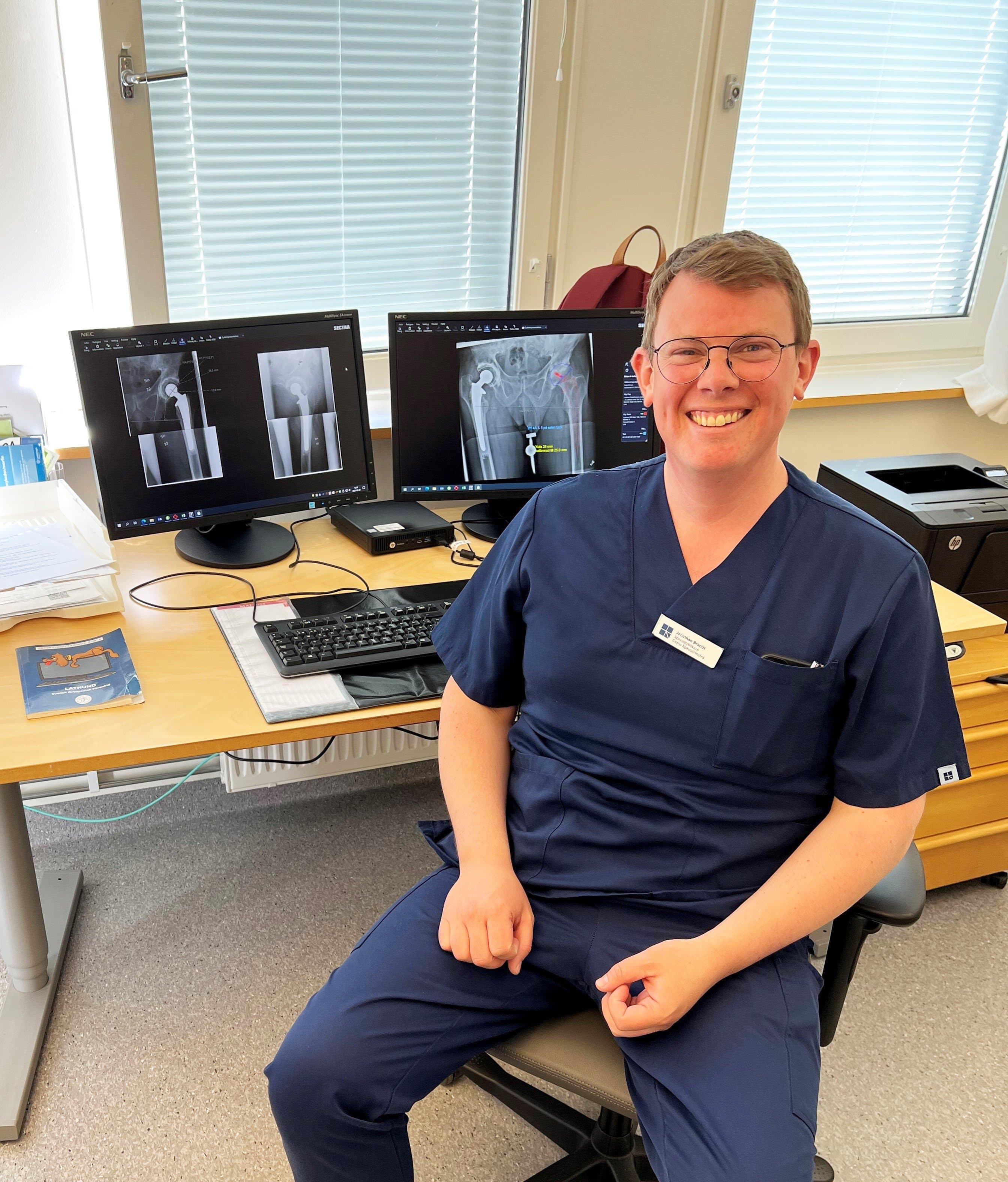 Jonathan Brandt Ortopedläkare vid skrivbord