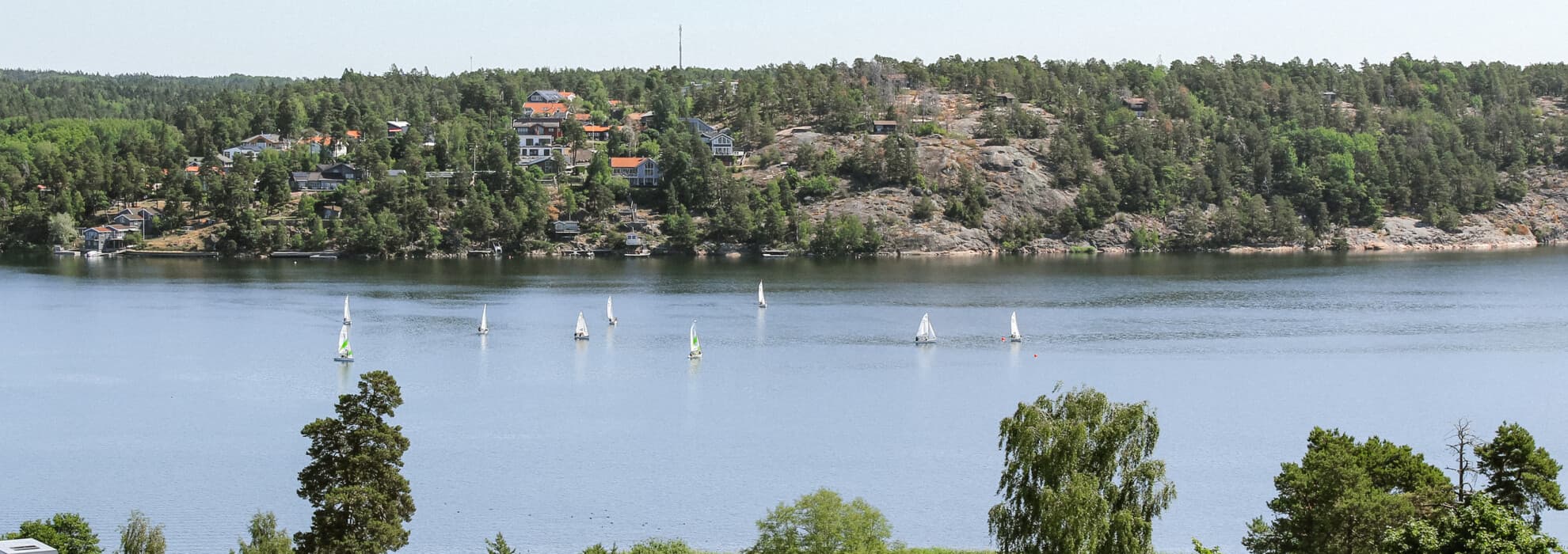 Utsikt från Sollentuna sjukhus, segelbåtar i vattnet