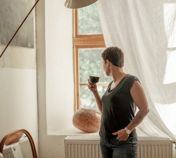 kvinna vid ett fönster kvinna vid ett fönster