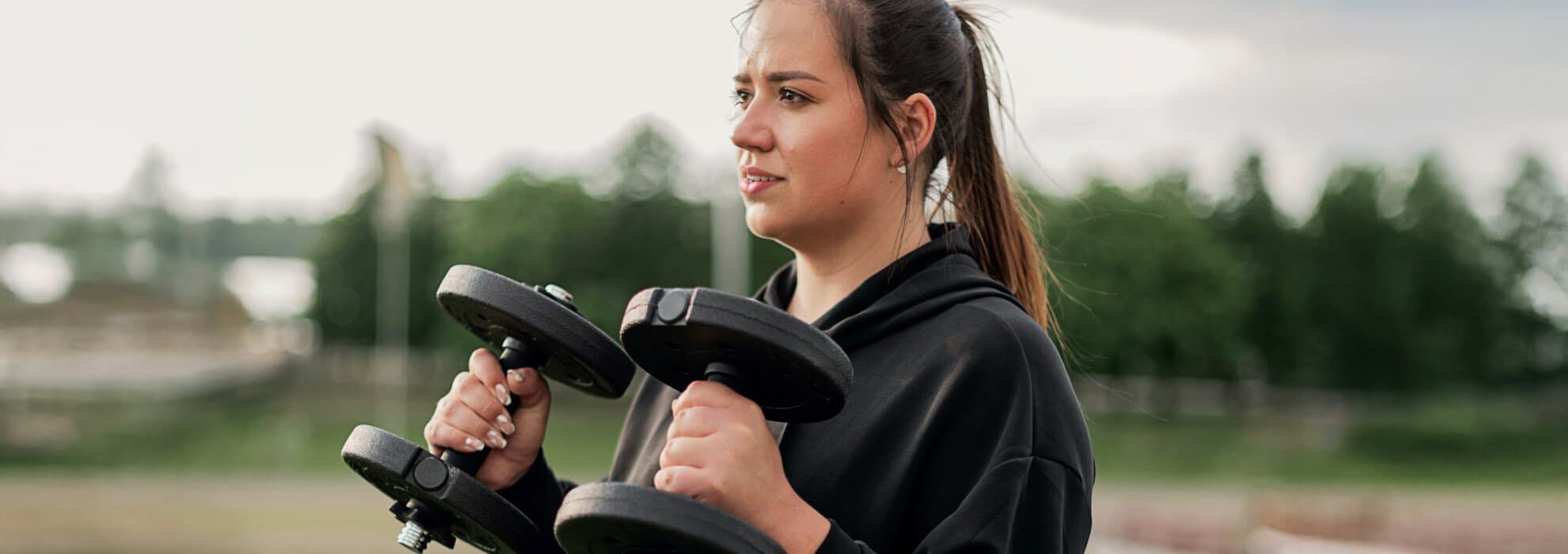 Kvinna håller i hantlar Kvinna håller i hantlar