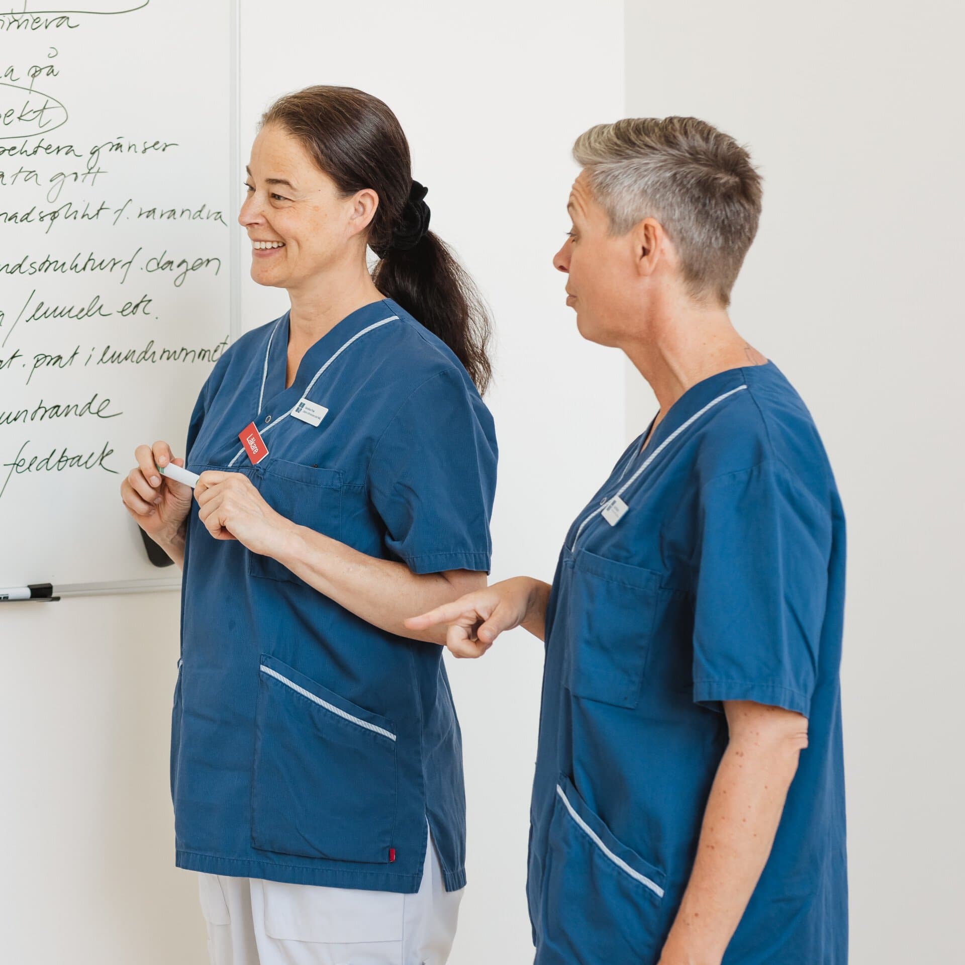 Personal står och pratar