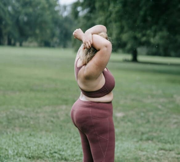 Kvinna som stretchar Kvinna som stretchar