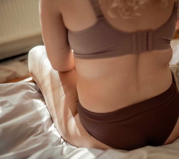 kvinna i sängen kvinna i sängen