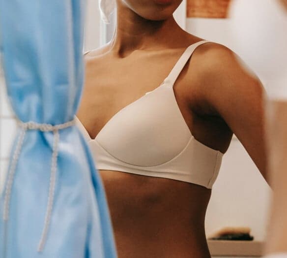 kvinna som speglar sig kvinna som speglar sig