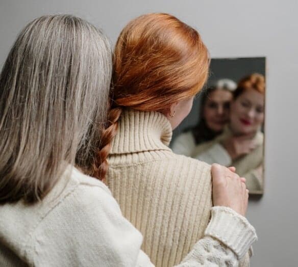 två kvinnor tittar i spegeln två kvinnor tittar i spegeln