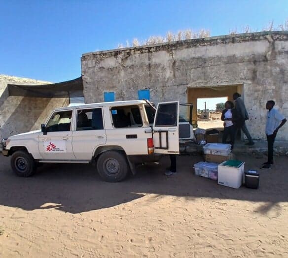 Den mobila kliniken packas ihop i en av bilarna