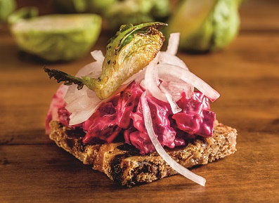 Rödbetor, fetadressing, picklad lök och friterad brysselkål_Fotgraf_Fabian Björnstjerna