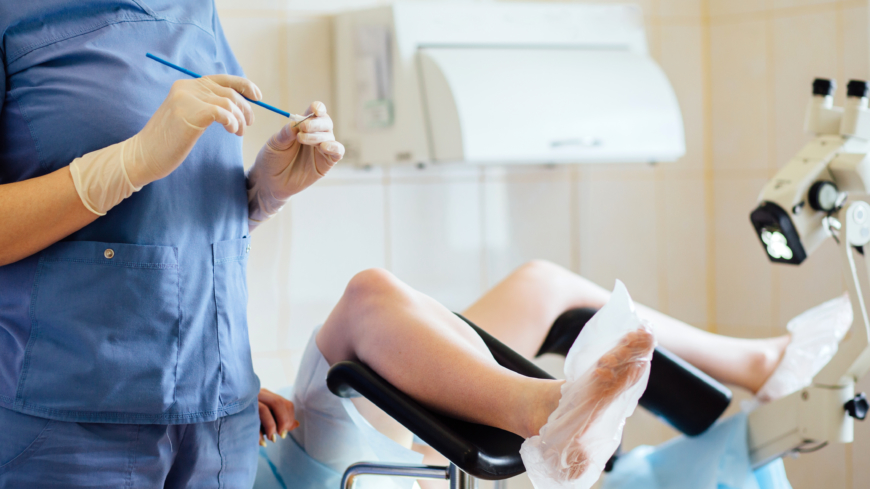 Provtagning på livmoderhalscancer begränsad men hemtest dröjer