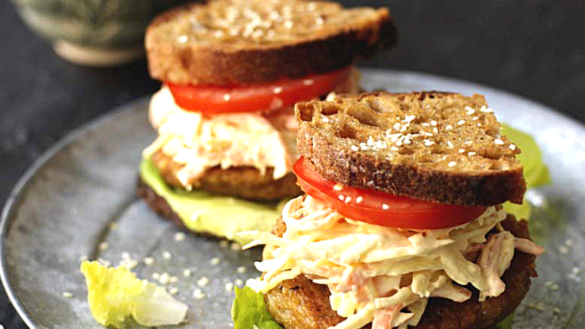Quinoaburgare med coleslaw