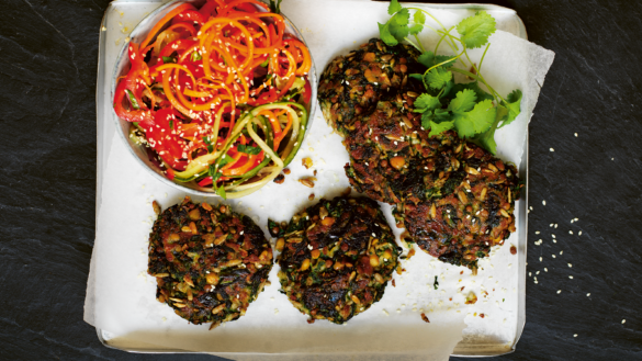 Lins- och kikärtsbiffar med gurksallad