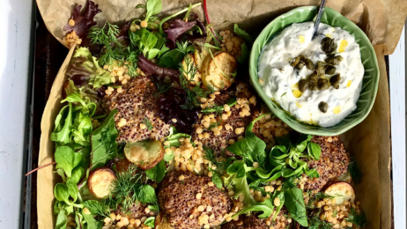 Quinoabiffar med rostad potatis och kaprisdipp