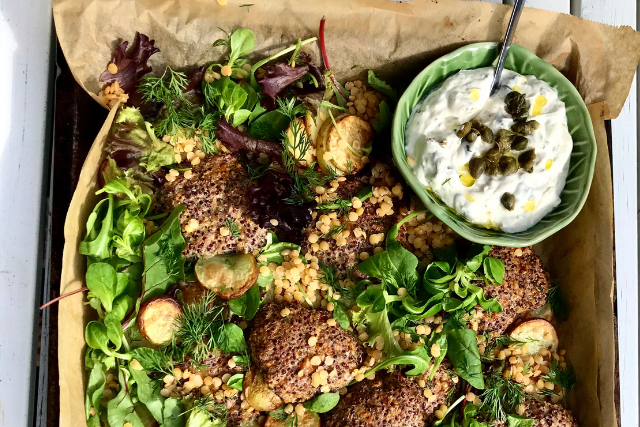 Quinoabiffar med rostad potatis och kaprisdipp