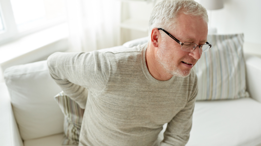 Även om smärtstillande medicin för äldre inte verkar ha så stor effekt på gruppnivå, kan den enskilda individen känna smärtlindring. Därför är det viktigt att läkaren följer upp den behandling man har satt in. Foto: Shutterstock