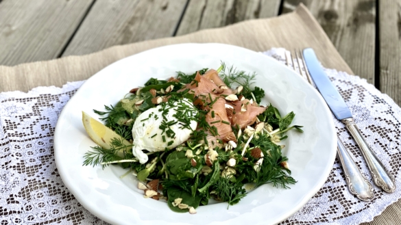 Havresallad med rökt lax och pocherat ägg