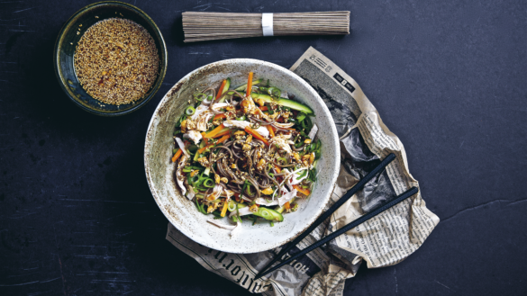 Kalla nudlar med kyckling och jordnötter