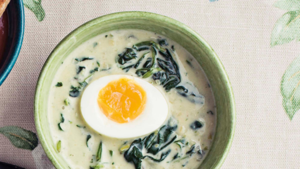 Spenatsoppa med ägghalvor