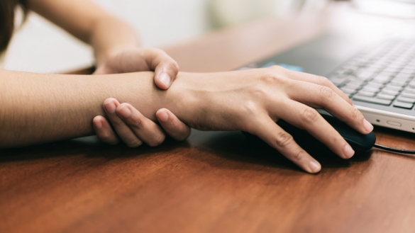 Varför får du ont i handleden och vad kan du göra?