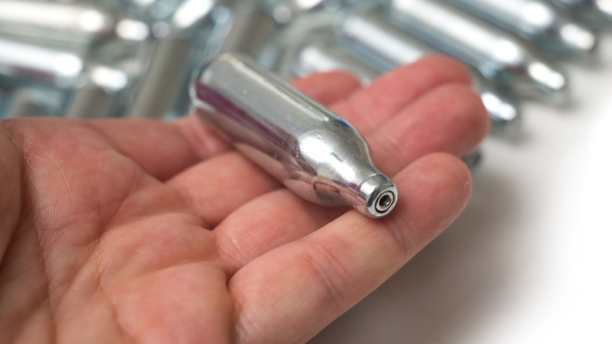 Lustgas: användning, risker & konsekvenser