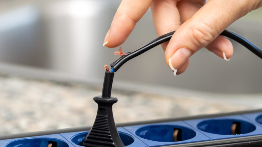 Elolyckor kan orsaka både akuta och sena skador beroende på strömmens väg, spänning och frekvens. Foto: Getty Images