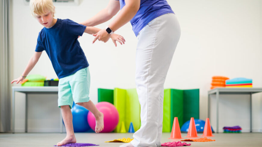 Barn med DCD kan bli hjälpta av individanpassad träning av motoriska färdigheter och kroppskontroll. Foto: Getty Images