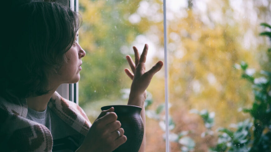 Som en våt filt lägger sig tröttheten och orkeslösheten över livets små och stora glädjeämnen under en årstidsbunden depression. Foto: Getty Images