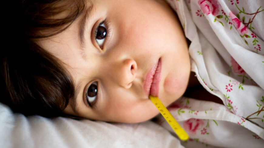 Återkommande feberattacker är ett vanligt symtom vid familjär medelhavsfeber. Foto: Getty Images