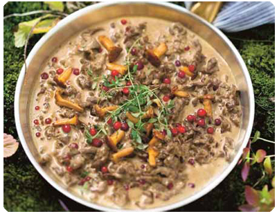 Renskavsgryta med kantareller och lingon