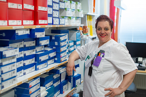 Ismira Serdarevic har jobbat sedan 2004 på Kirurgkliniken i Västerås och är mottagare av årets Stomipris. Foto: Shutterstock